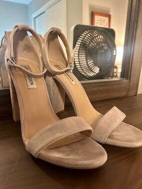 Steve Madden Analeah Block Heel Sandal in Taupe Suede